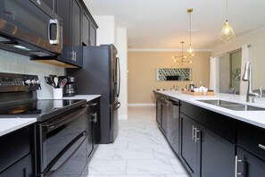 公寓客房, 多張床 (2929 SS - Disney Delight: 4BR, Pool, ) | 私人廚房