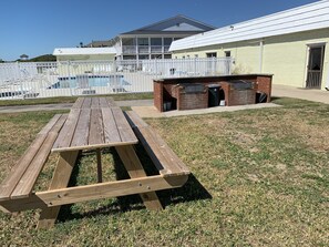 Outdoor dining - Oceanside Getaway_Studio_Kitchen_Pool_WiFi (Atlantic Beach)
