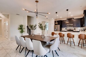 独立别墅, 多张床 (1552 MC - Vibrant Villa: Pools & Magi) | 用餐