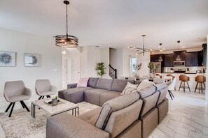 Casa, letti multipli (1552 MC - Vibrant Villa: Pools & Magi) | Area soggiorno