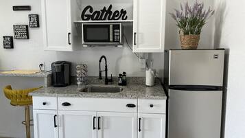 Microondas, cafetera y tetera y utensilios de cocina