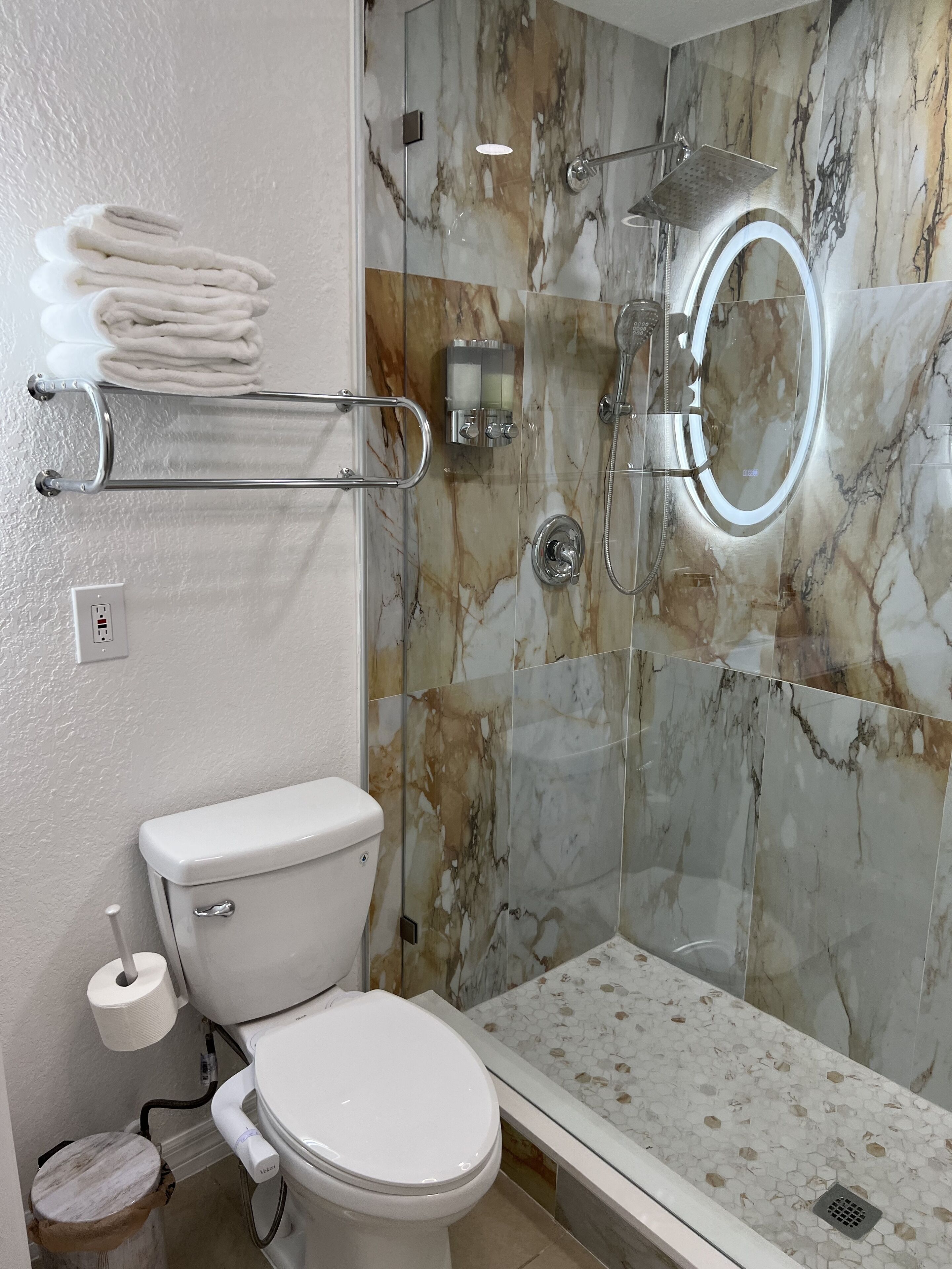 Regadera, bidet, toallas, jabón 