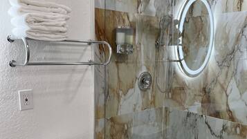 Regadera, bidet, toallas, jabón