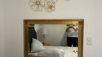 1 habitación, wifi y ropa de cama