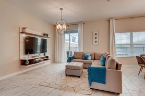 Condo, Multiple Beds (8985 CC - 5 Bedrooms Townhome Retreat) | Living area