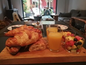 Tägliches großes Frühstück (17 EUR pro Person)