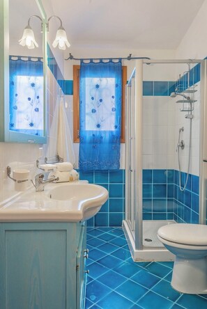 Estudio | Baño | Regadera, secadora de cabello, bidet, toallas 