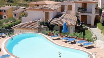 Piscine extérieure (ouverte en saison), parasols de plage