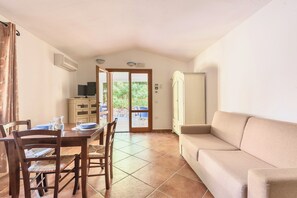 Studio | Living area | 32-inch flat-screen TV with cable channels, TV - Residence BouganVillage (Budoni)