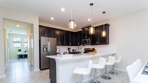 คอนโด, หลายเตียง (1133 DL - Chic pet-friendly 3BR Townh) | ครัวส่วนตัว