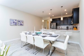 LÀgenhet - flera sÀngar (1133 DL - Chic pet-friendly 3BR Townh) | Restauranger