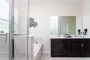 Bathroom - 1133 DL - Chic Pet-friendly 3BR Townhome: 8 Guests (Davenport)