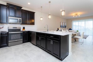 Condo, Multiple Beds (1133 DL - Chic pet-friendly 3BR Townh) | Private kitchen