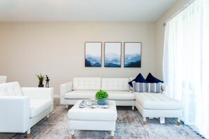 Condo, Multiple Beds (1133 DL - Chic pet-friendly 3BR Townh) | Living area