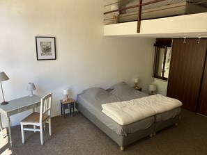 4 bedrooms, iron/ironing board, travel cot, free WiFi