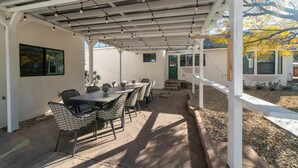 Outdoor dining - The Grove on Main, 2 Homes, Large Patio (Cottonwood)