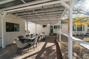 Outdoor dining - The Grove on Main, 2 Homes, Large Patio (Cottonwood)