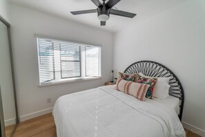 6 bedrooms, iron/ironing board, travel cot, free WiFi - The Grove on Main, 2 Homes, Large Patio (Cottonwood)
