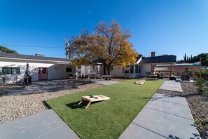 Outdoor dining - The Grove on Main, 2 Homes, Large Patio (Cottonwood)