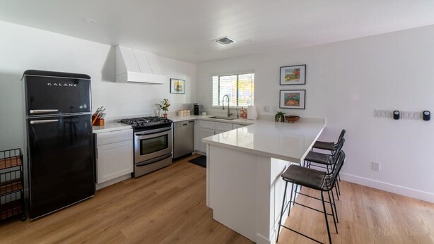 Coffee/tea maker, fridge, microwave, oven - The Grove on Main, 2 Homes, Large Patio (Cottonwood)