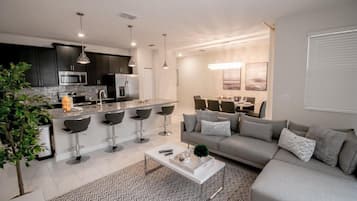 Condo, varias camas (1556 PD - Poolside Bliss: Enchanted 4) | Área de sala de estar