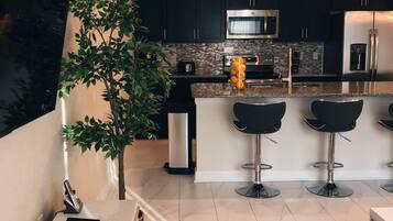 Condo, varias camas (1556 PD - Poolside Bliss: Enchanted 4) | Cocina privada