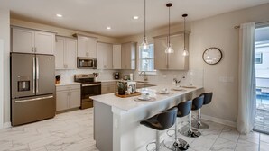 Hus - flere senge (8908 CC - 6BR Luxury Home: Private Po) | Privat køkken