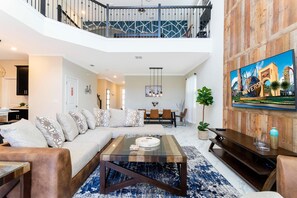 House, Multiple Beds (664 WS 5BR Single-Family Luxury: Priv) | Living area