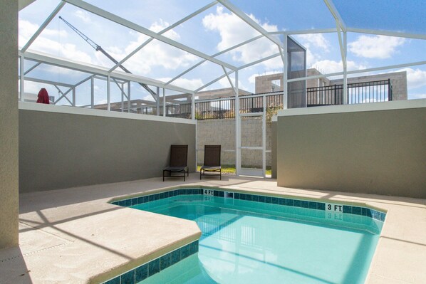 Apartamento, varias camas (1056 LS - Luxury 4BR/3BA - Champions ) | Piscina | Una piscina cubierta, una piscina al aire libre, tumbonas