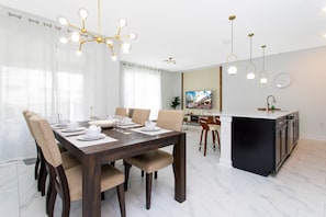 Apartamento, varias camas (1056 LS - Luxury 4BR/3BA - Champions ) | Restauración