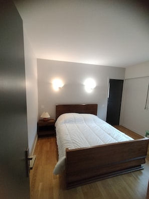 3 makuuhuonetta, työpöytä, silitysrauta/-lauta, vauvan matkasänky