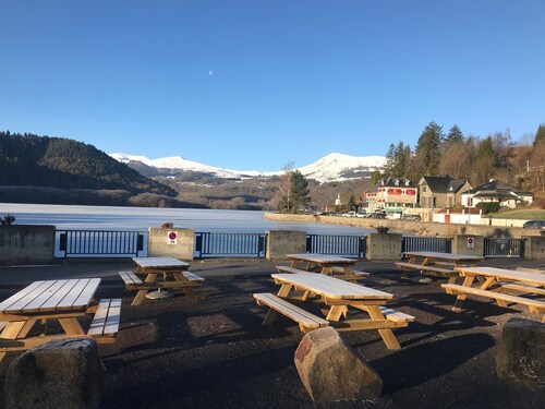 Appartement de standing avec terrasse au bord du lac Chambon avec vue sur Sancy