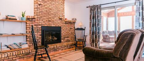 Smart TV, chimenea y libros