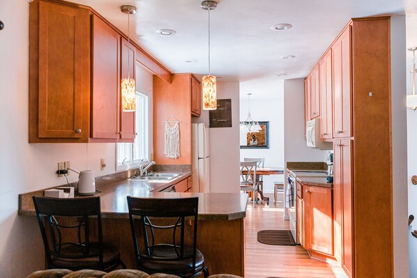 Fridge, microwave, oven, stovetop - The Cozy Cottage (Nappanee)