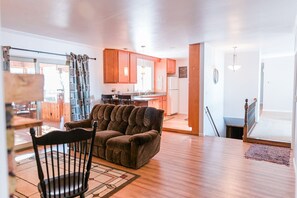 Smart TV, fireplace, books - The Cozy Cottage (Nappanee)