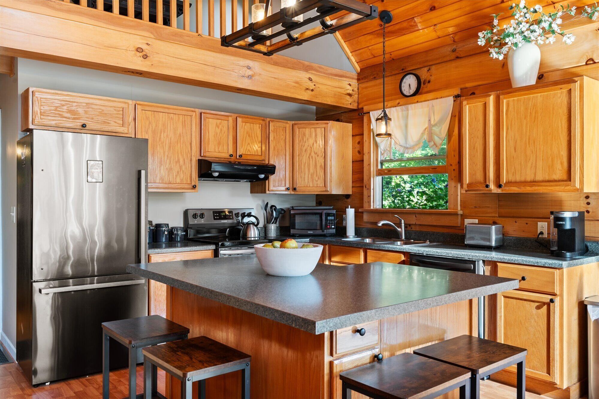 Frigorífico, microondas, horno y placa de cocina