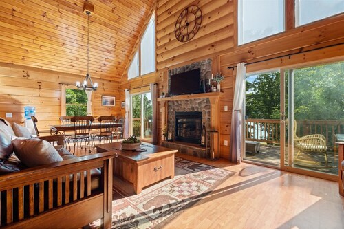 Beautiful Log Home, Lake side.