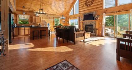 Beautiful Log Home, Lake side.
