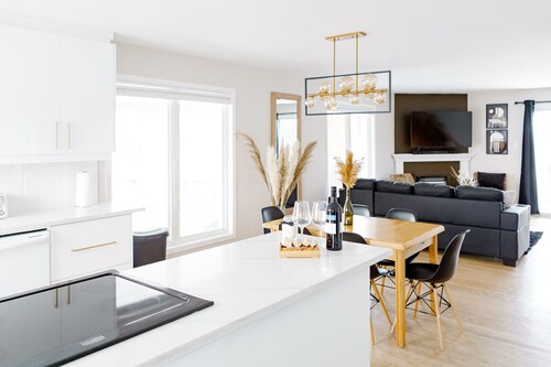 ***Entire COZY PLACE*** 5 Minutes Drive Downtown Ottawa