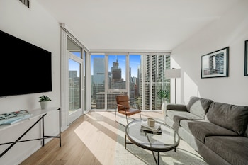 Premium bedding, pillowtop beds, in-room safe, individually furnished at Level Chicago - River North