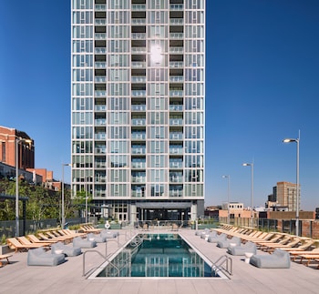 Outdoor pool at Level Chicago - River North