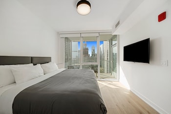 Premium bedding, pillowtop beds, in-room safe, individually furnished at Level Chicago - River North