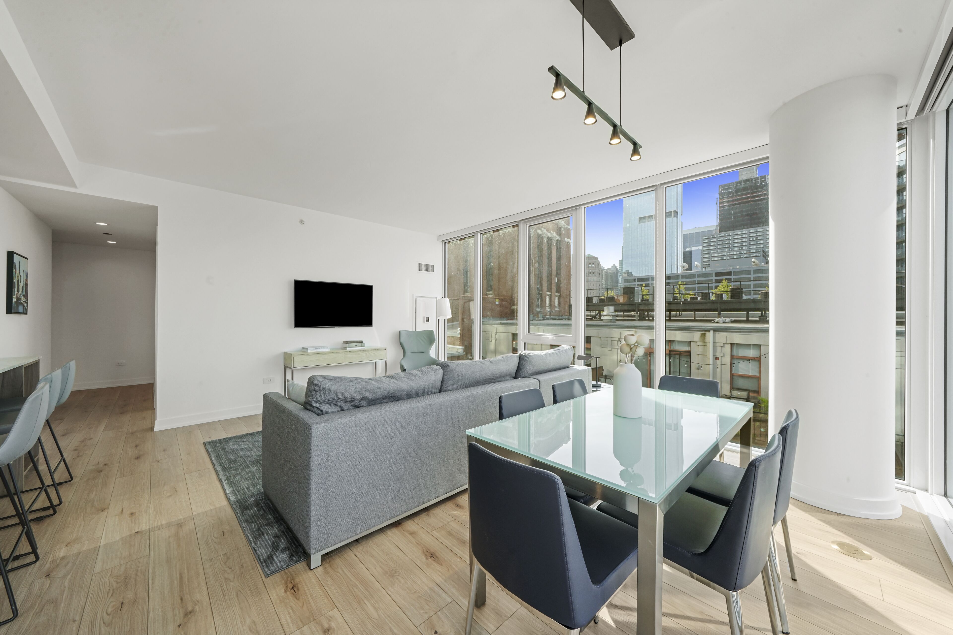 أغطية فراش متميزة وأسرّة بطبقة علوية مريحة وخزنة داخل الغرفة