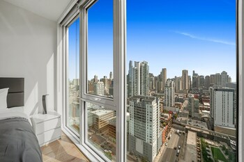 Premium bedding, pillowtop beds, in-room safe, individually furnished at Level Chicago - River North