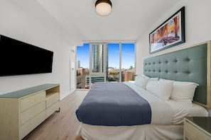 Premium bedding, pillowtop beds, in-room safe, individually furnished - Level Chicago - River North (Chicago)
