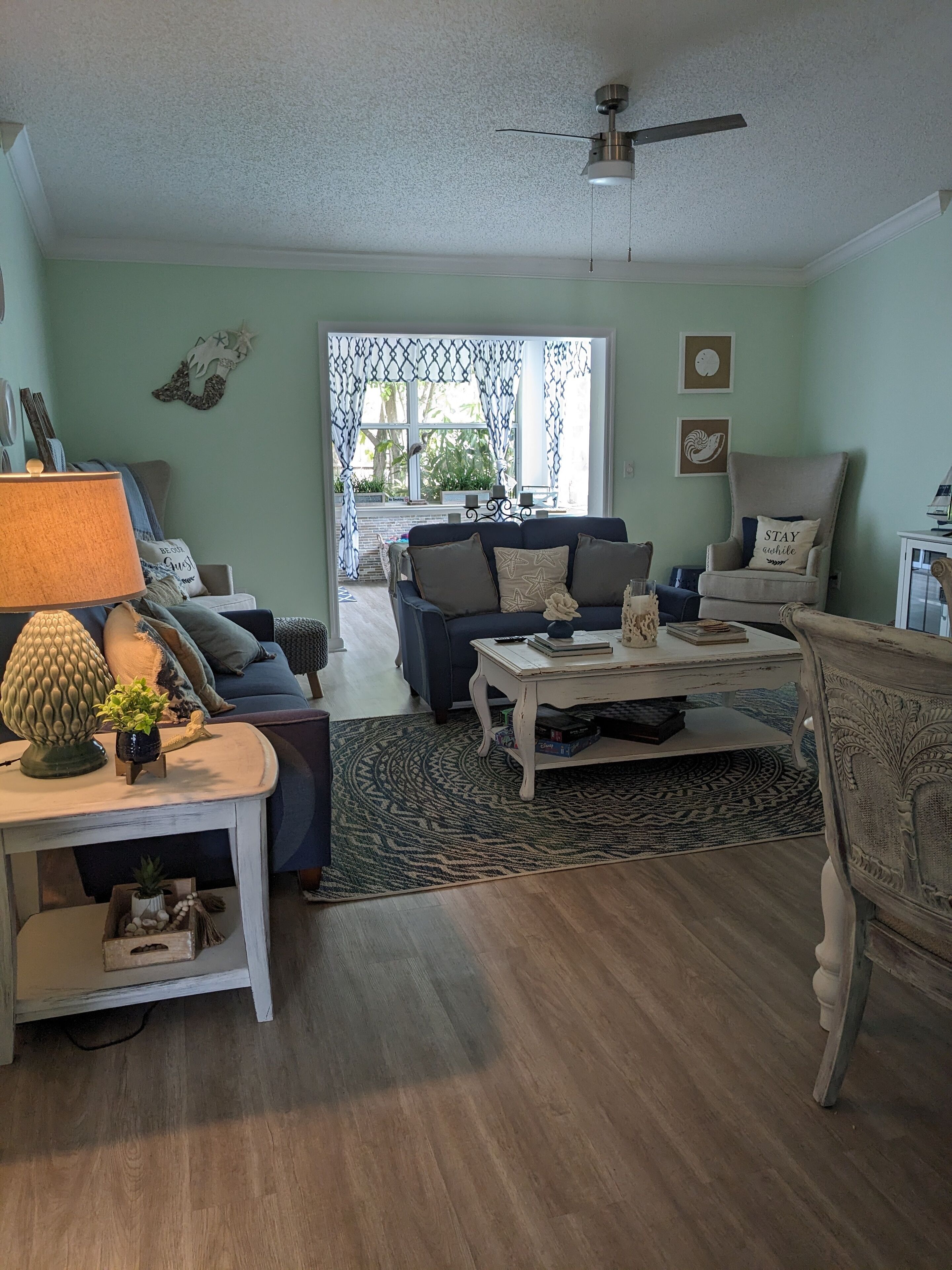 Een smart-tv, een open haard, een dvd-speler en een stereo