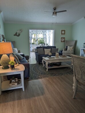 Smart-TV, peis, DVD-spiller og stereoanlegg