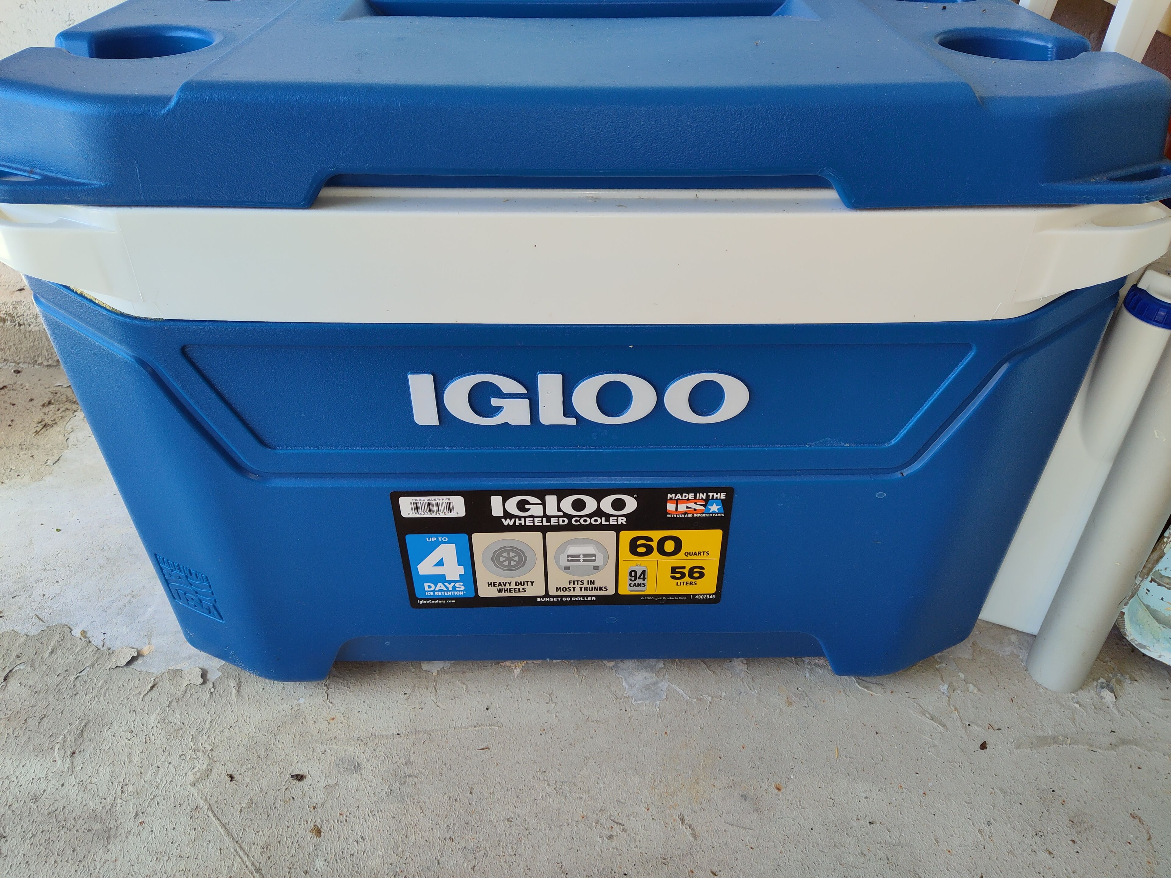En blå och vit, hjulförsedd kylbox av märket IGLOO med en kapacitet på upp till 4 dagar, 60 quarts (cirka 56 liter).
