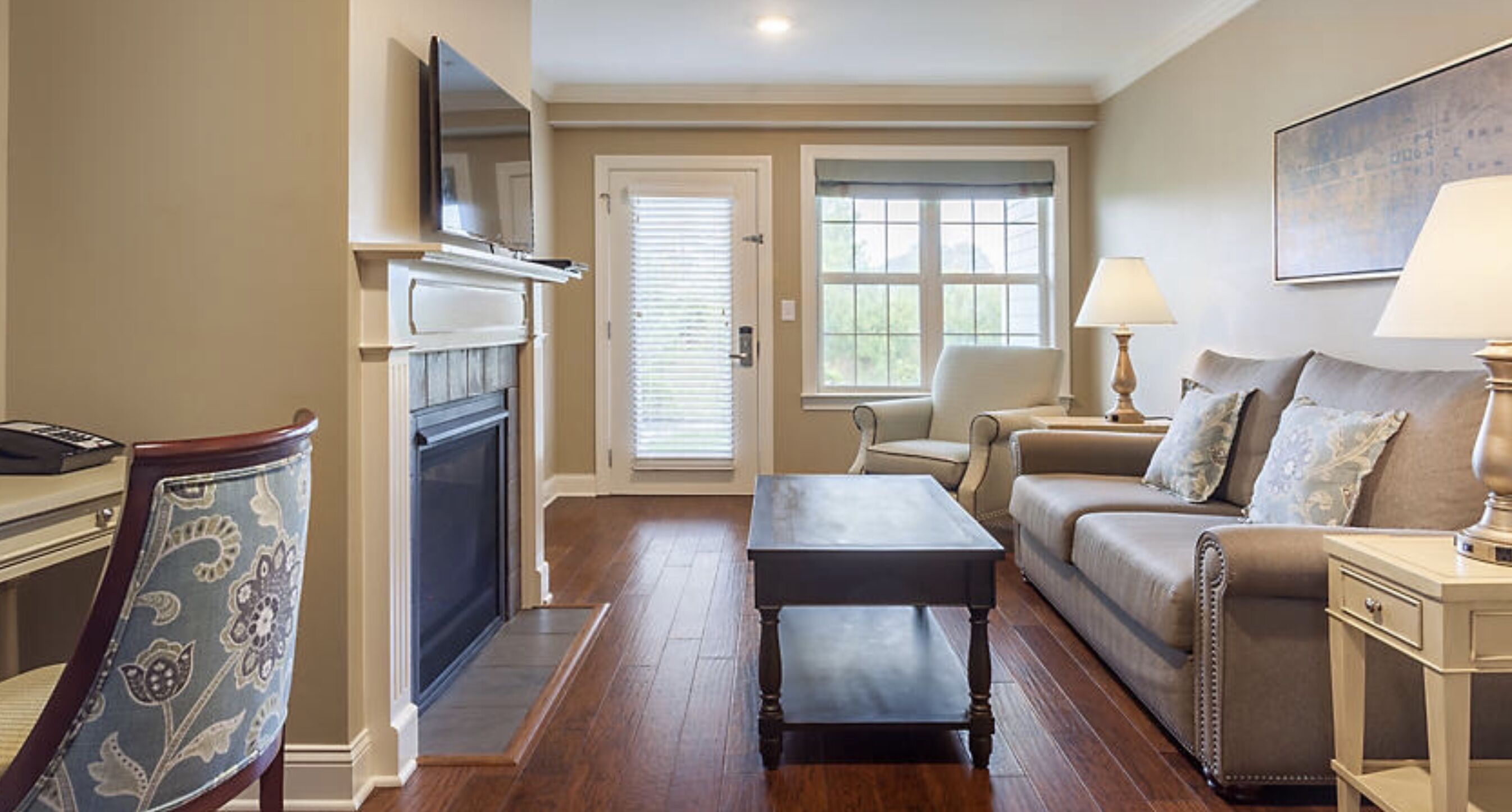 智能电视、壁炉、DVD 播放器、桌上足球