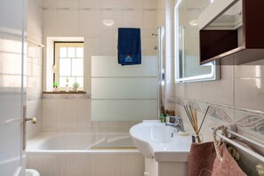 Douche, sèche-cheveux, bidet, serviettes fournies